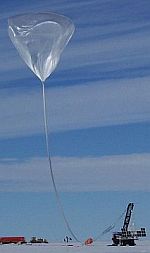 Imagen del lanzamiento de un globo estratosféricos en la Antáartida