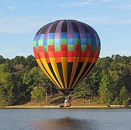 Globo de aire caliente perteneciente a Bob Redinger a punto de aterrizar en un lago en Texas