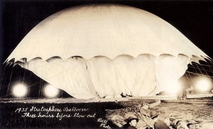 The explorer II balloon during the first inflation effort (Private collection of the author)