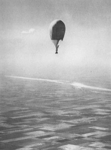 The disaster starts, a large rip developed in the base of the balloon is clearly visible - (National Geographic Magazine)