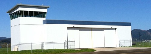 Vista de la nueva torre de control y hangar de integración del Johnson Near Space Center de Tillamook.