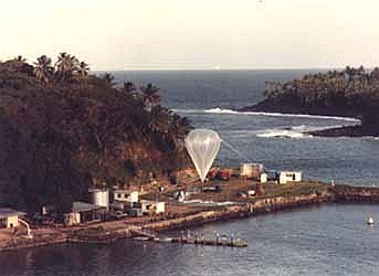 Preparativos de un globo estratosférico francés en la l'île Royale