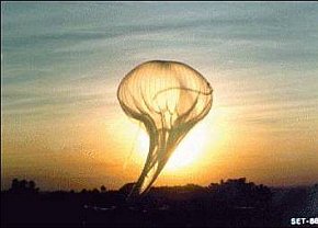 Lanzamiento de un globo desde Birigui, Circa 1988 (Imagen: INPE)