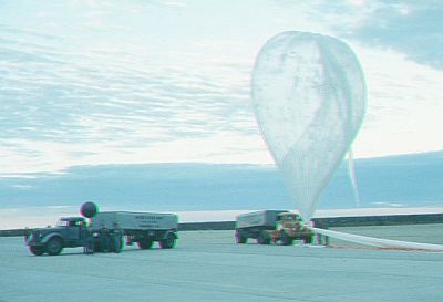 Preparación de un globo estratosférico desde la pista del aeropuerto de Fort Churchill