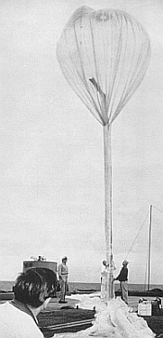 Preparativos de lanzamiento de un globo desde la cubierta de helicopteros del USS COLONIAL