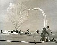 Preparativos para el lanzamiento de un globo estratosférico en Holloman