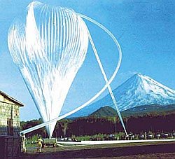 Lanzamiento de un globo desde Kamchatka, al fondo se aprecia el volcan Kliuchevskoi