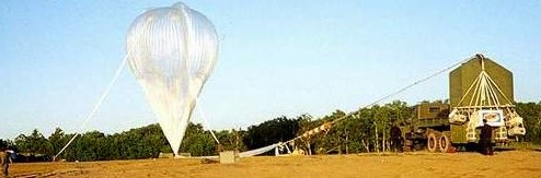 Lanzamiento de un globo desde Kamchatka, al fondo se aprecia el volcan Kliuchevskoi