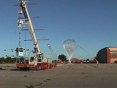 Preparativos para el lanzamiento de un globo durante la campaña Sprites 99