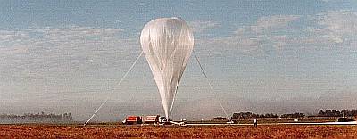 Vista del lanzamiento de un globo estratosferico desde el Aeropuerto de Prince Albert transport6ando una experiencia llamada EXAM