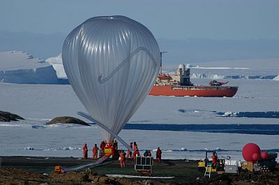 Preparación de un Polar Patrol Balloon para su lanzamiento desde la estación japonesa Syowa