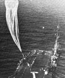 Lanzamiento de un Skyhook desde la cubierta de vuelo del USS Palau