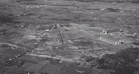 Vista aerea de la Base de Tillamook con los dos gigantescos hangares para dirigibles.