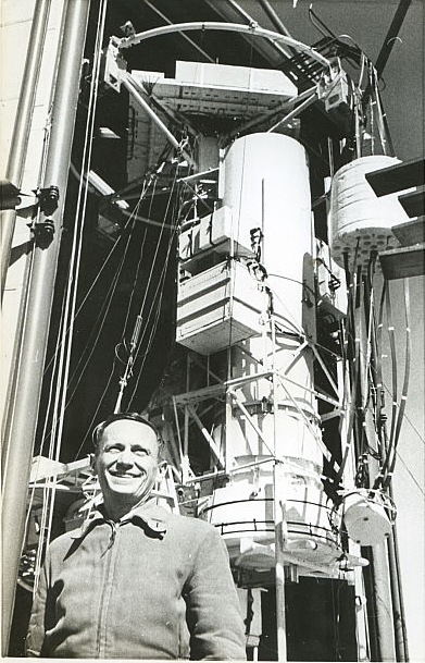 Dr. Martin Schwarzschild in front of the Stratoscope II system during the preparatyion of the mission.