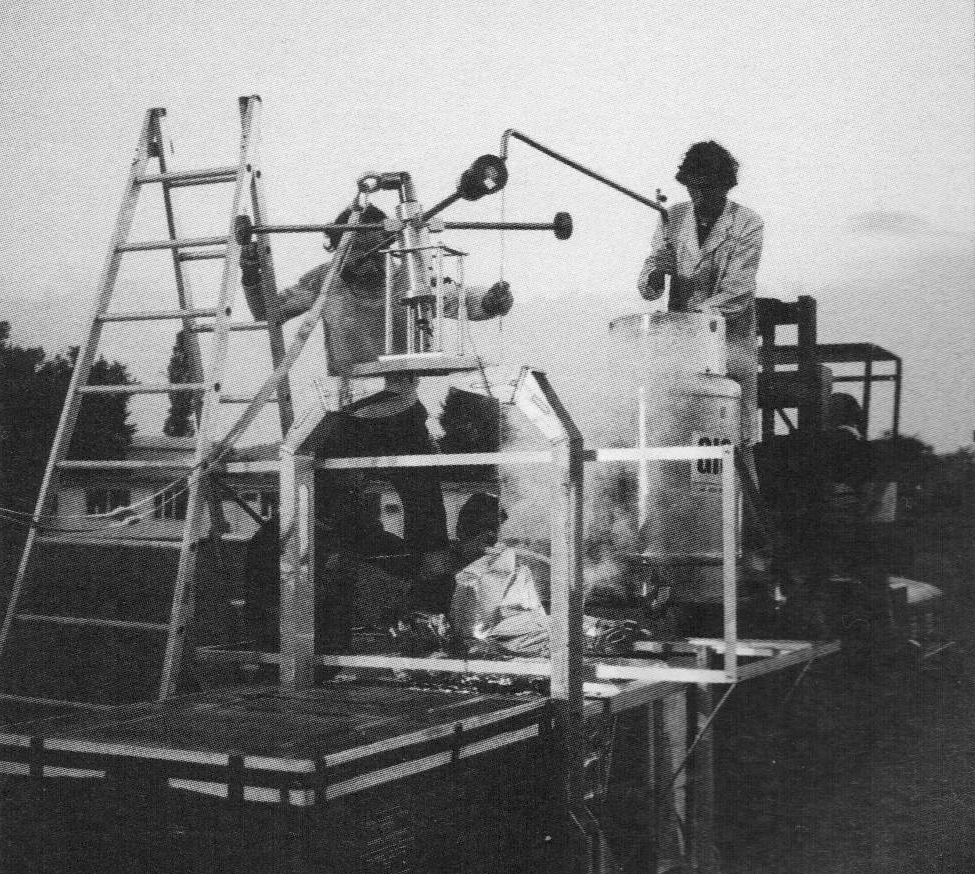 Preparation of the first Aglaé flight by transfering liquid helium into the cryostat of the detectors.