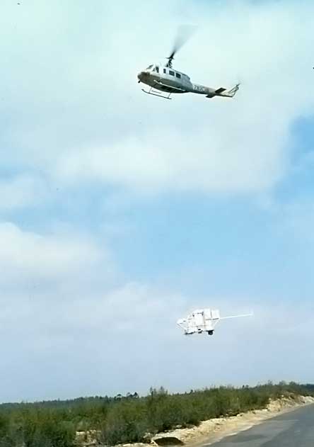 The ALIOS gondola being lifted by an helicopter (Image: Nos Premières Années dans l'Espace)