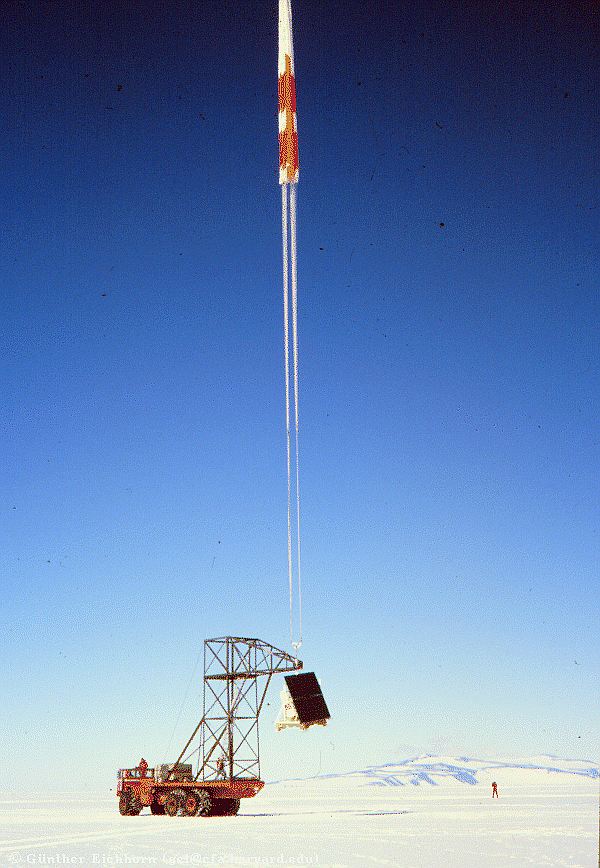 Perfect positioning of the payload under the balloon just at the release point of the payload.  (Image: Günther Eichhorn)