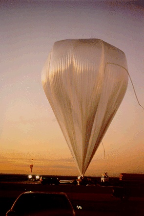 Left: balloon inflation on the ground. Right: balloon full expanded at float altitude. The tiny dot in the bottom part of the flight line is the PRONAOS payload.