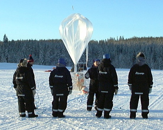 The ESRANGE's baloon launch operators and last minute details before launch