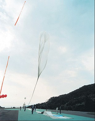 Balloon launch using a floating platform of new design