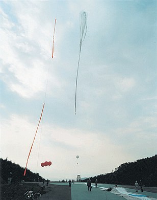 Balloon launch using a floating platform of new design