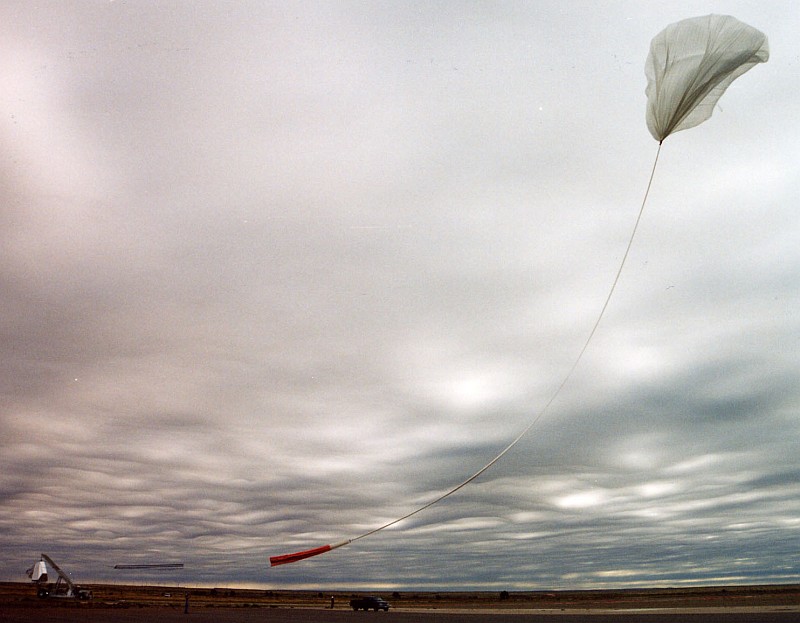 The balloon was realized and moves forward to the launch vehicle to picku up the gondola