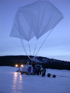 Preparation of the auxiliary balloon from wich hangs the MIPAS gondola at launch time