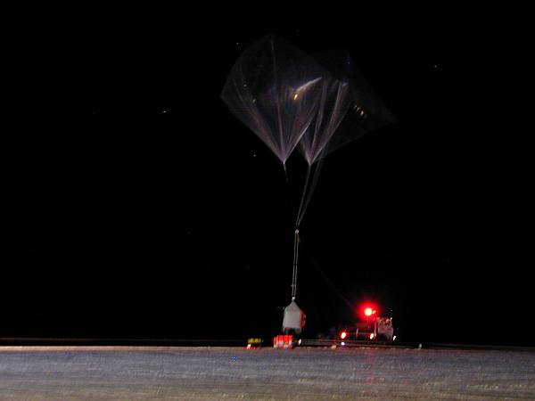 To avoid ground impact the auxiliary balloons maintain the payload one meter above the ground.