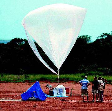 Auxiliary balloon holding the scientific payload. All the equipment is polyetilene folded to prevent rain.