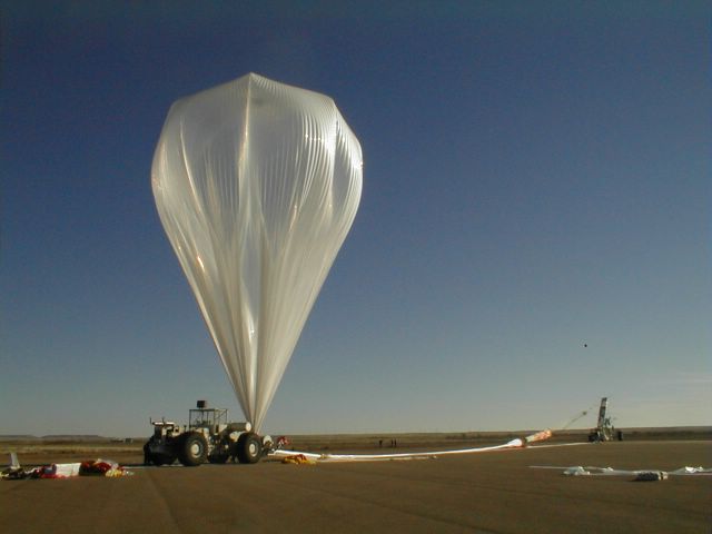 Ready for launch. In the floor at right can be seen the remainings of the auxiliary balloon. (Image: Mike Smith)
