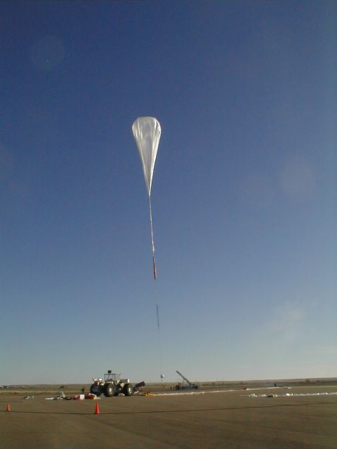 After release the balloon fly over the launch vehicle while it releases the gondola. The balloon is free to start the ascent. (Image: Mike Smith)