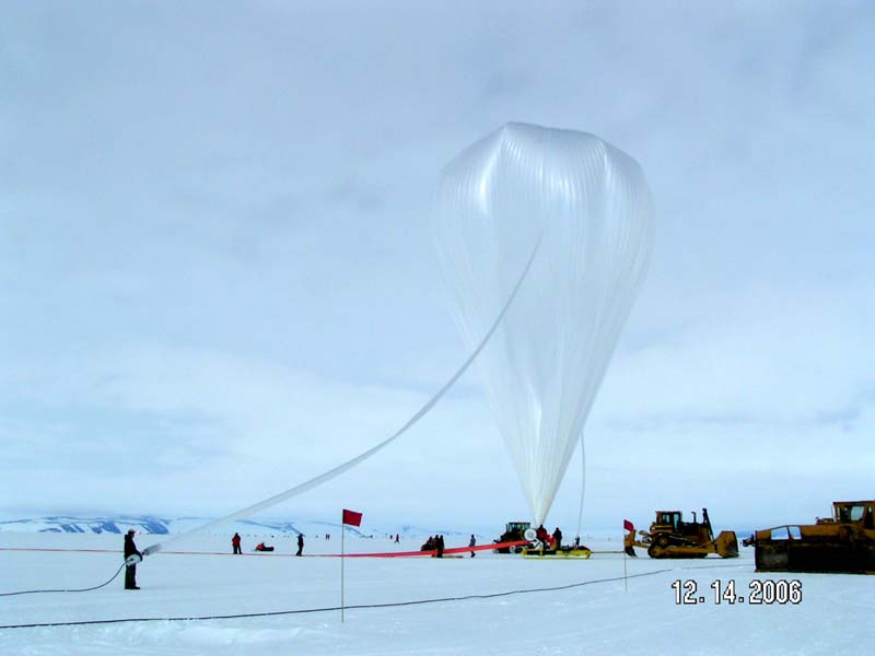 The balloon wich will transport ANITA to the stratosphere is released (Courtesy ANITA team)