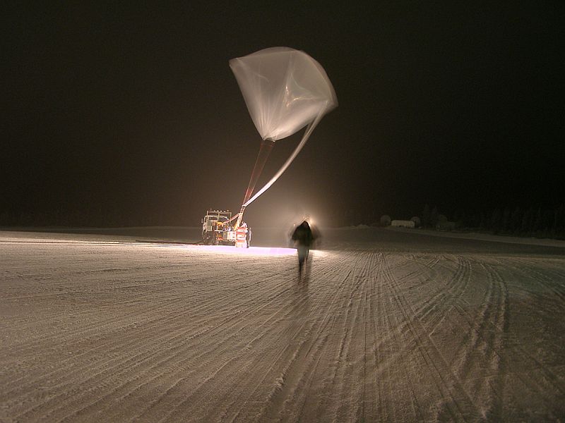 An eiree sight of the auxiliary balloon. Take note the strong wind condition.