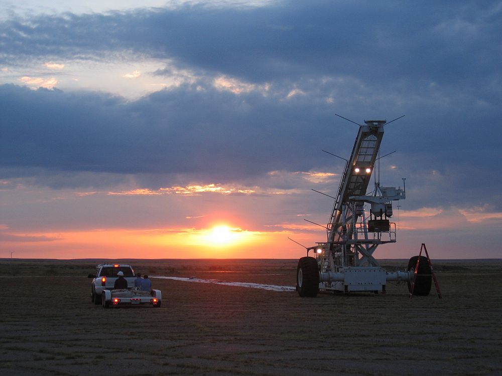 While the sun breaks in the horizont, the CSBF team waits for launch confirmation (Credit: HASP)