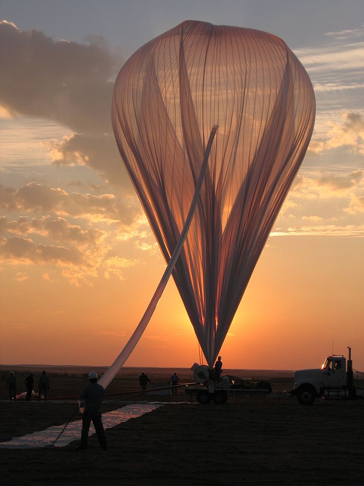 A beautiful sight: while the balloon is inflated the sun breaks over the horizont (Credit: HASP)