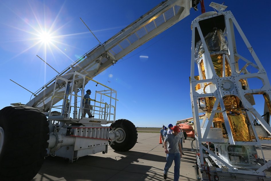Hang test of the BRRISON gondola before the flight (picture: NASA/Patrick Black)