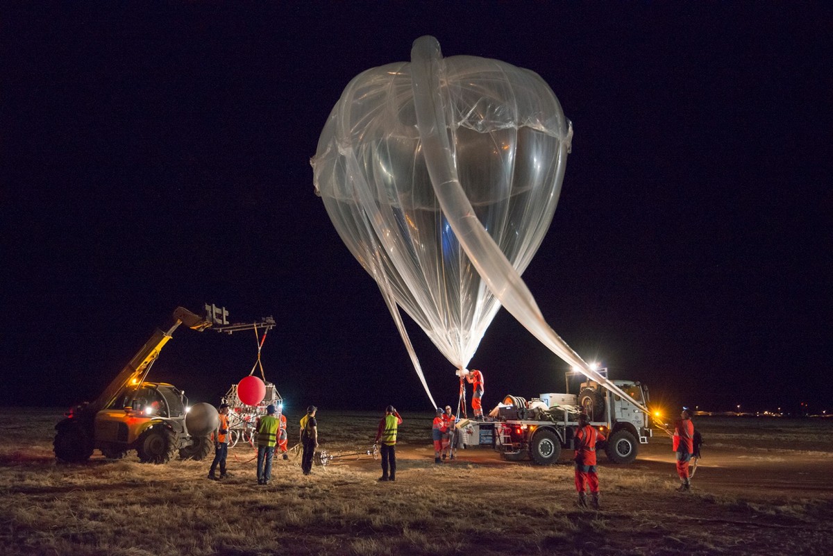 Preparing the auxiliary balloon. It is of a new design introduced by CNES in 2013 (picture by: S&eacute;bastien Chastanet, CNES)