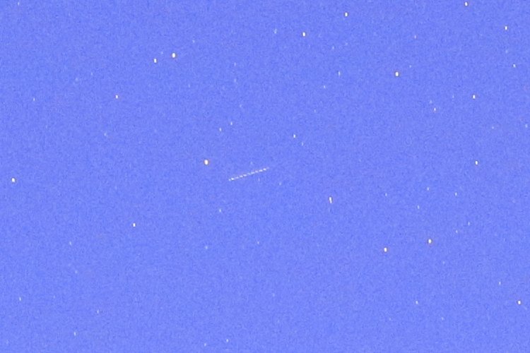 The dotted trace is the exposure at night of the anti-collision stroboscopic lights of HBAL187. Image obtained by Romildo Marques above Brazil on July 1, 2020