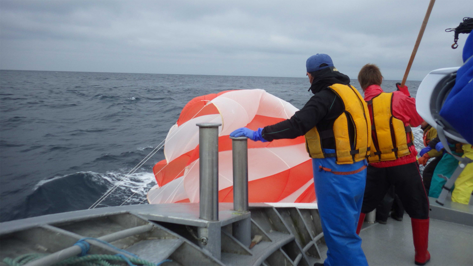 Recovery of the payload from the Pacific Ocean (Image: ISAS/JAXA)