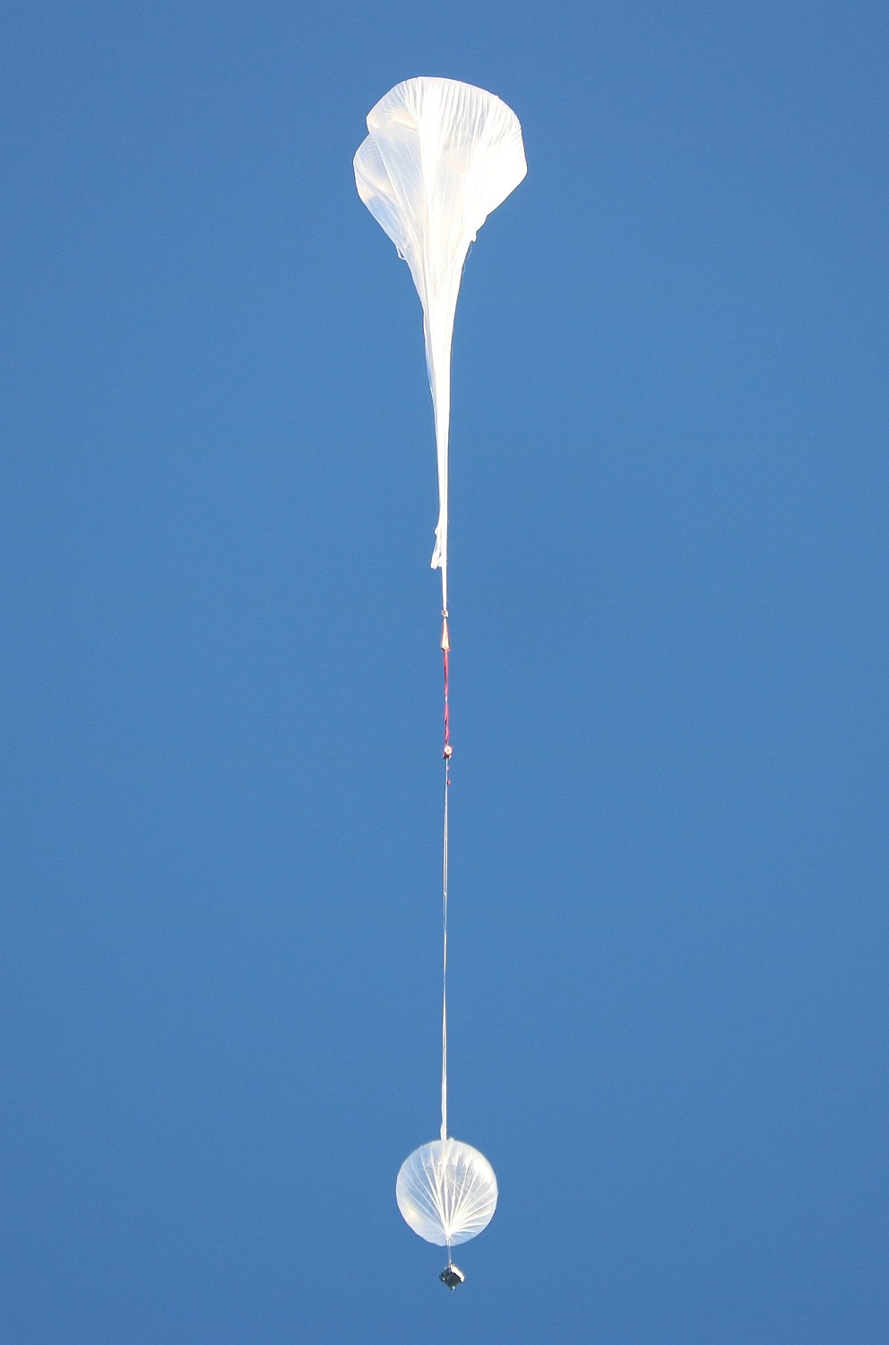 SOLAR gondola ascending under auxiliary balloon (Image: Andrew Warren)