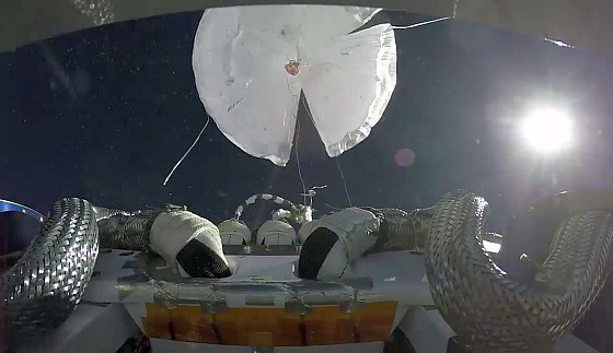 Vista de la separación de la cápsula del balón, tomada por una camara apuntando hacia arriba (Imagen: Boeing)