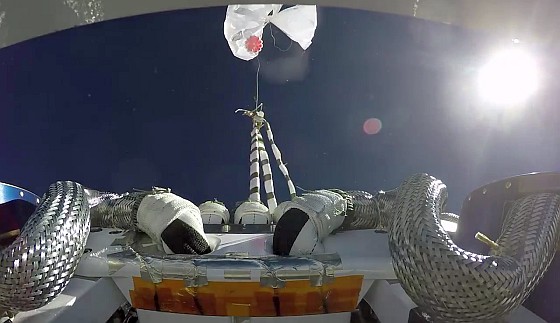Vista de la separación de la cápsula del balón, tomada por una camara apuntando hacia arriba (Imagen: Boeing)