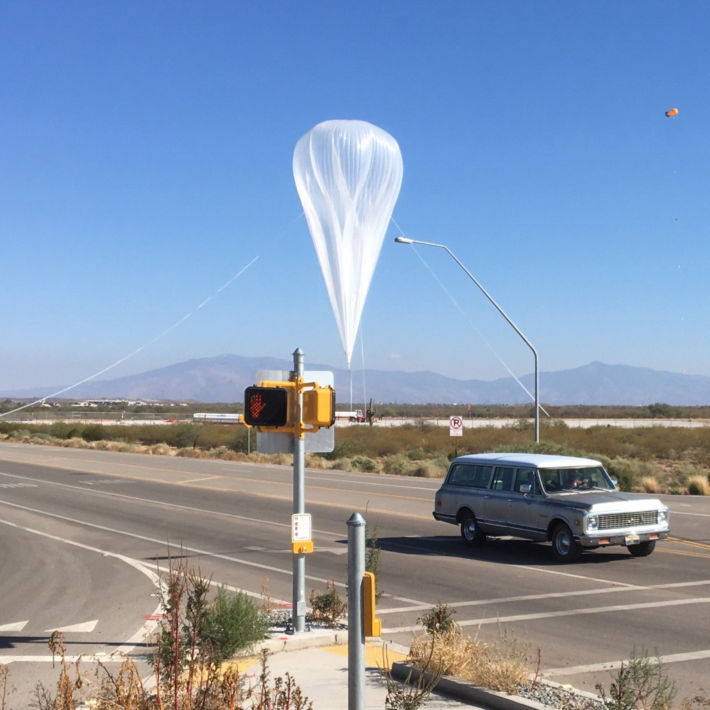 Image of the balloon before the explosion (Image published in twitter by Evan Schreiber, Tucson Now Reporter)